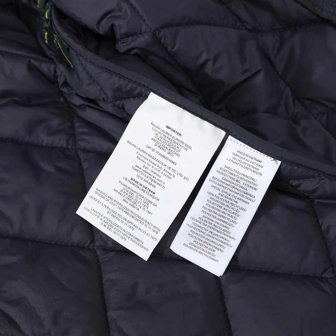 P370 #59 Ralph Lauren classic rhombus quilted cotton jacket for men and women. Inspired by retro workwear, it blends with contemporary British style. The imported machine-pressed rhombus quilting is accurately aligned, and the three-dimensional H-shaped tailoring is neat and slim. It is not bulky when layered in autumn and winter, and still maintains a light style.  Texture is reflected in the details: customized metal buckles, corduroy lapels, breathable eyelets under the arms, and slits on the hem, all replicating the brand's high-end genes. All excipients are standardized!  Five colors to choose from: black/khaki/brown/green/navy blue, easy to switch between commuting, leisure, and travel occasions. Function and appearance coexist: 37.5°C temperature control black technology, breathable and moisture-proof, anti-slip cotton patented fabric, temperature-locking, soft and waxy, durable and stylish. A retro warm-keeping item that can handle low temperatures calmly. The details are all made of craftsmanship, and the style has no limits. It has a classy look that will turn heads.  Color: Khaki Black Navy Green Brown Size: S M L
